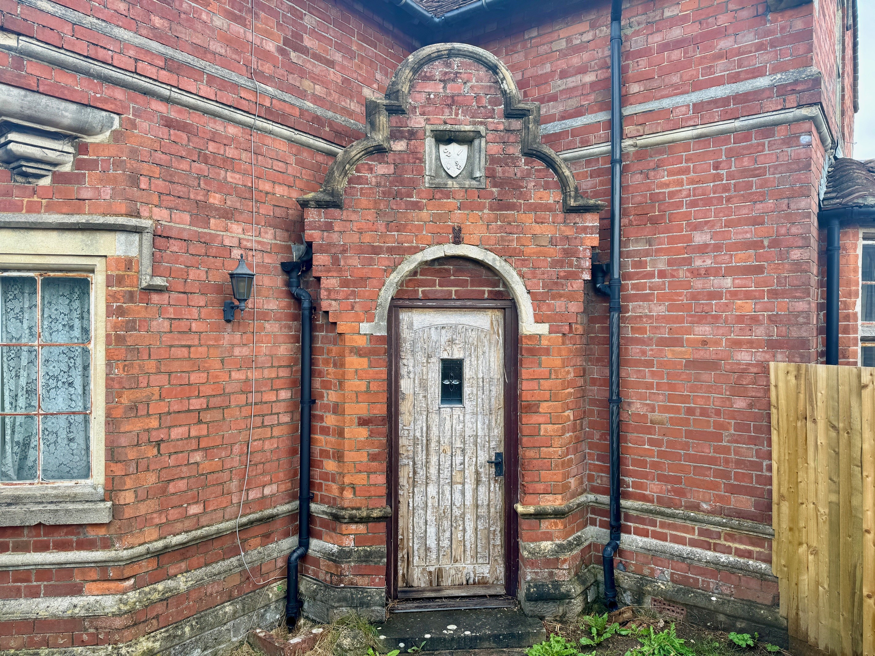 Lot: 181 - PERIOD THREE-BEDROOM LODGE HOUSE FOR IMPROVEMENT -